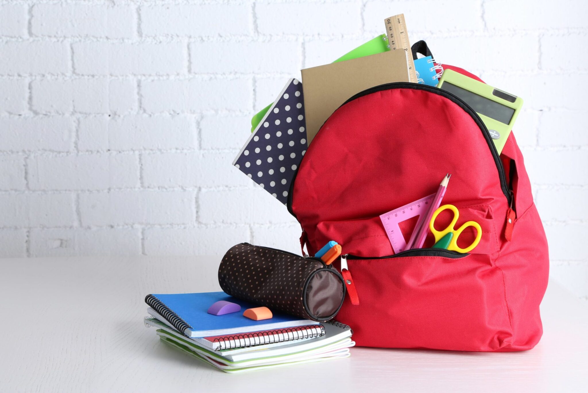 Back to school roxy. Портфель со школьными принадлежностями. Канцелярия рюкзаки для школы. Рюкзак с книгами. Сумка для школьных принадлежностей.